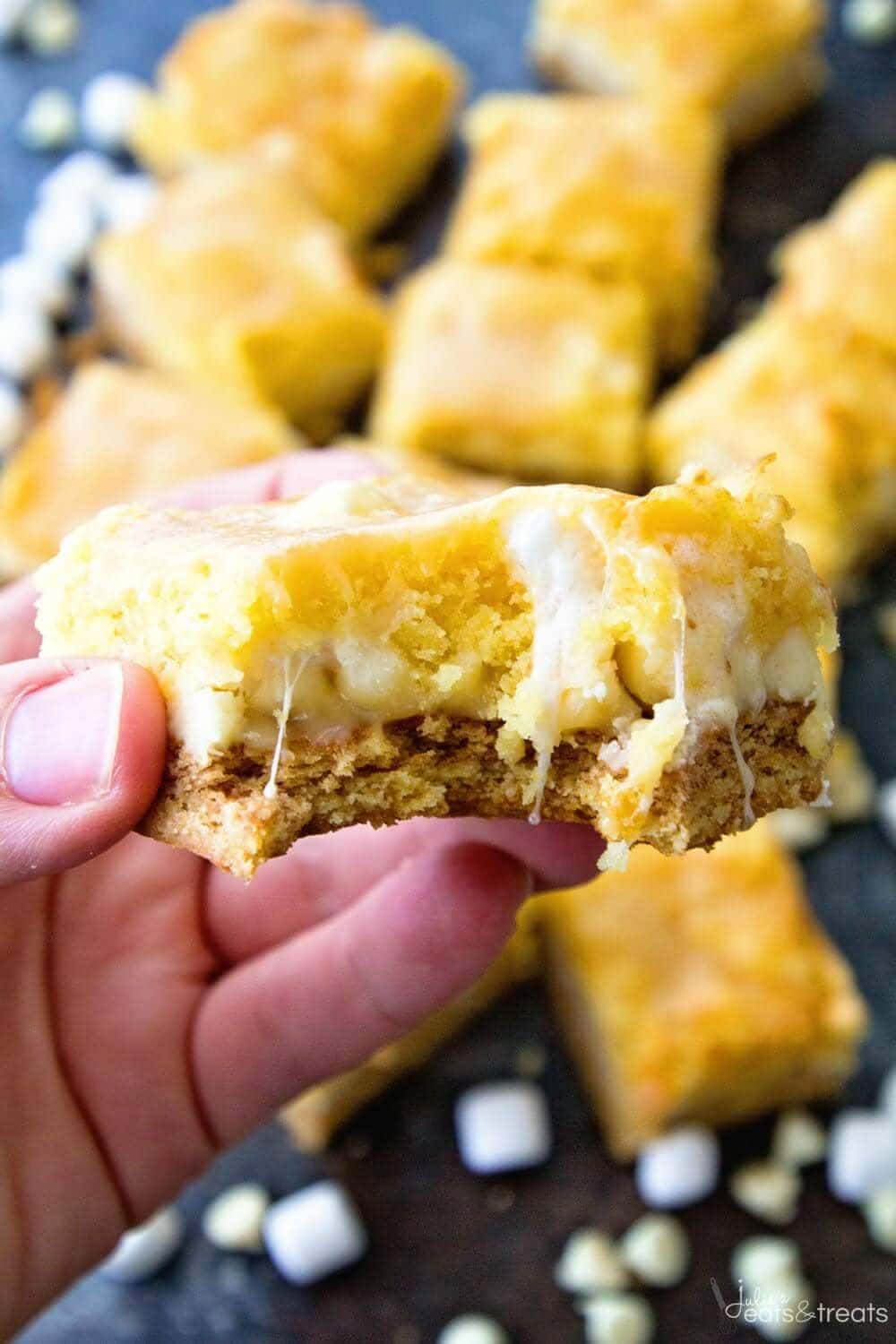 https://www.julieseatsandtreats.com/wp-content/uploads/2011/08/White-Chocolate-Smores-Bars-Bite.jpg