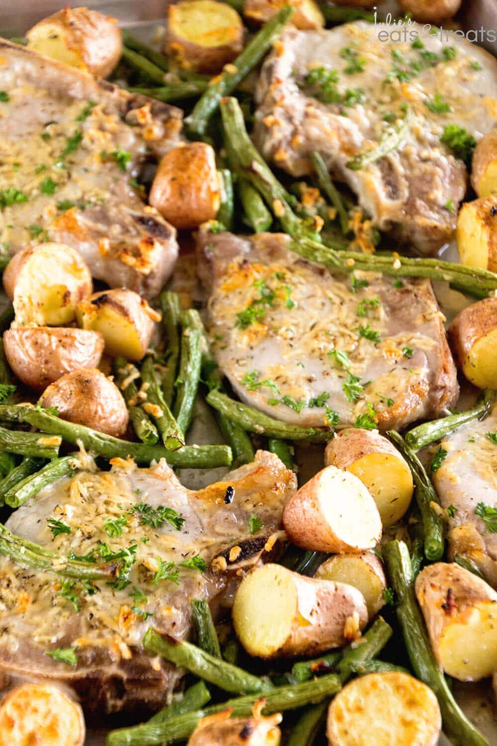 https://www.julieseatsandtreats.com/wp-content/uploads/2015/10/One-Pan-Parmesan-Pork-Chops-and-Veggies-Main.jpg