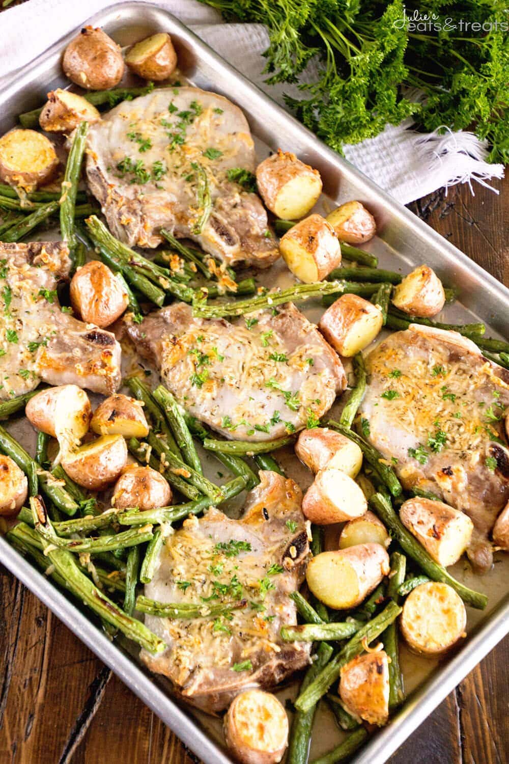 https://www.julieseatsandtreats.com/wp-content/uploads/2015/10/One-Pan-Parmesan-Pork-Chops-and-Veggies-Overhead.jpg