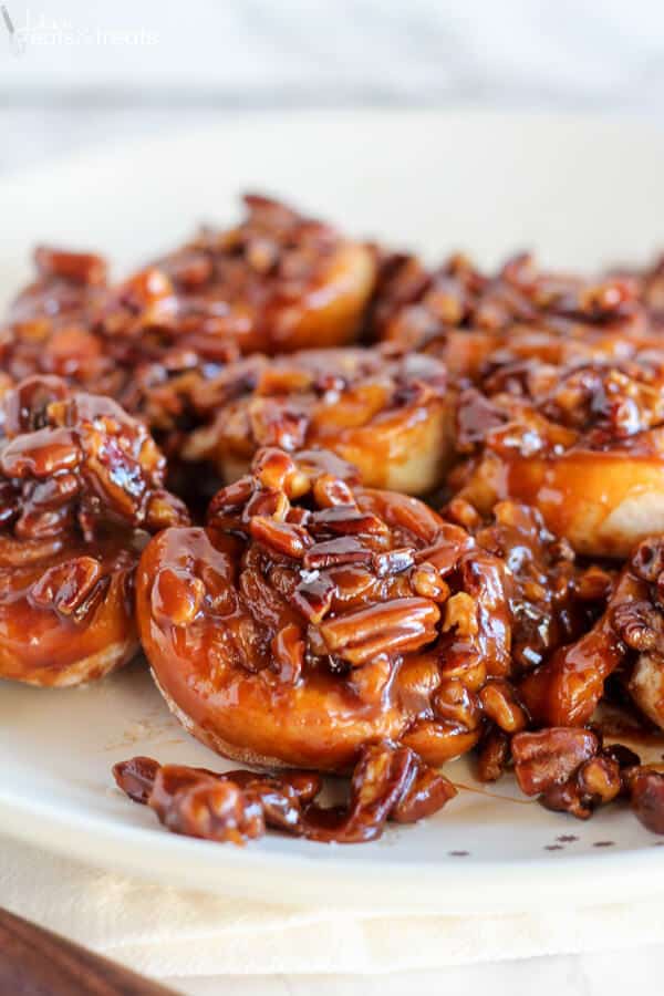 https://www.julieseatsandtreats.com/wp-content/uploads/2016/03/Easy-Caramel-Pecan-Sticky-Buns-5.jpg