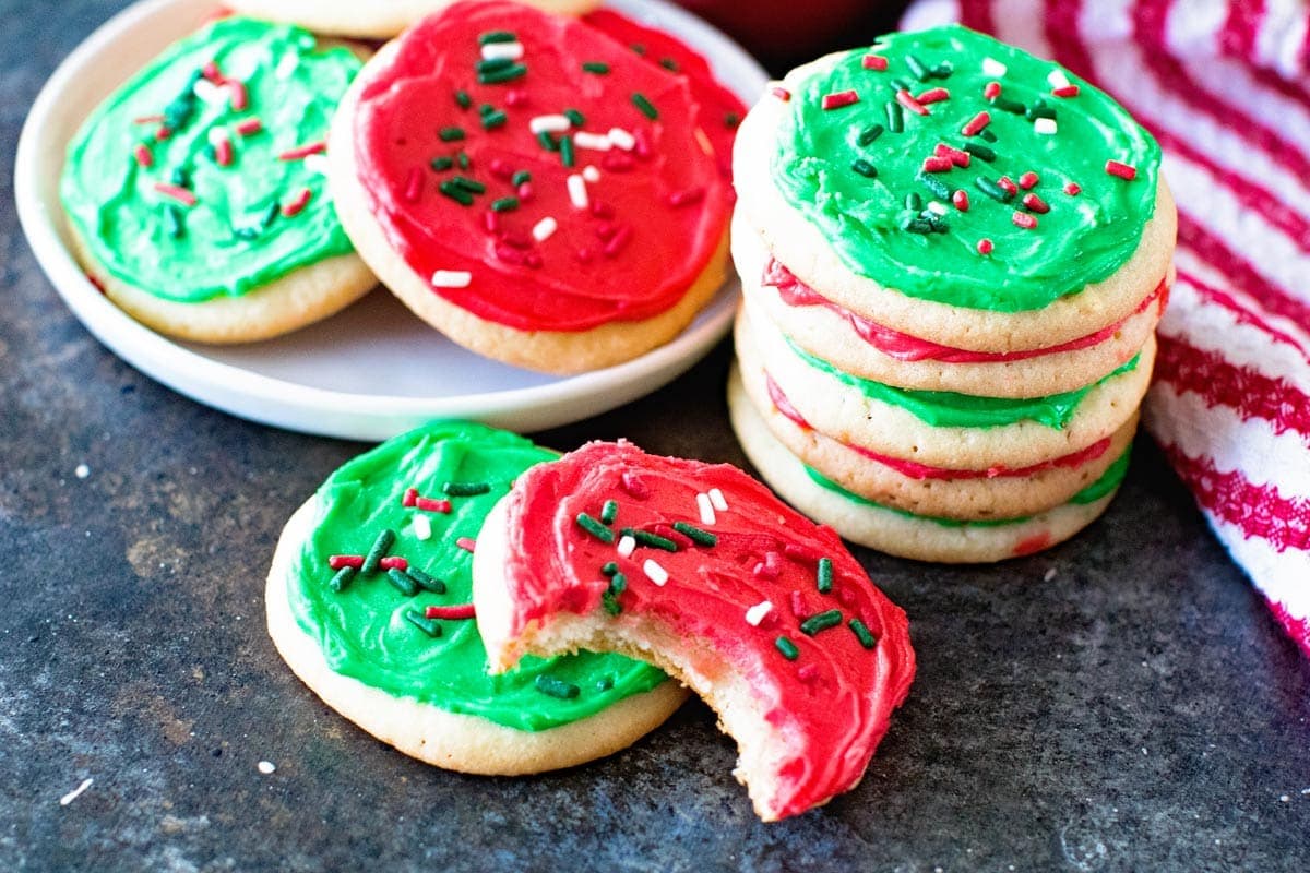 How to Make Maroon or Burgundy Icing and Frosting — The Cookie